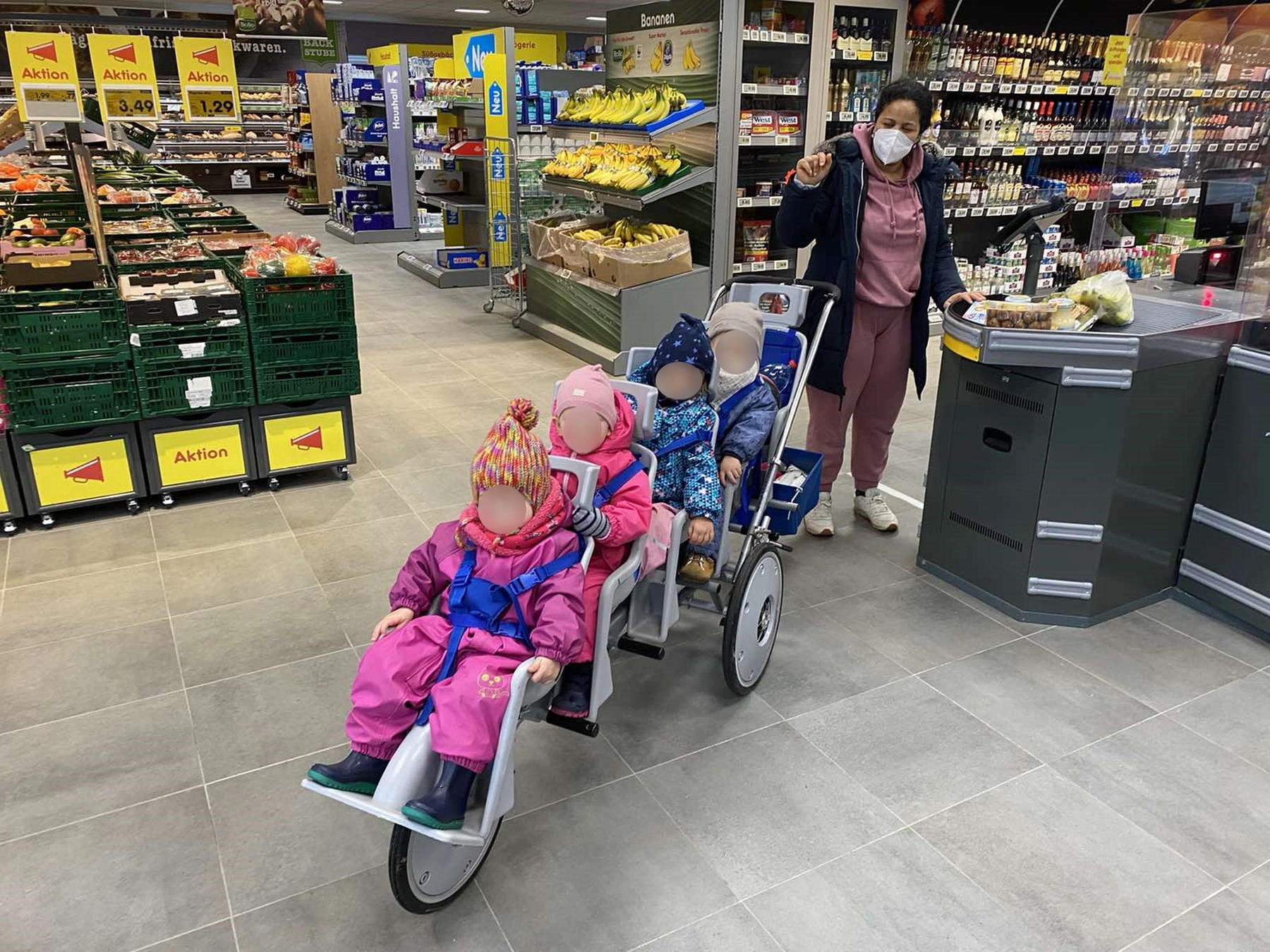Kinder im Supermarkt